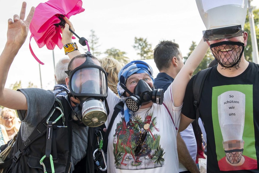 People from the anti-mask movement are demonstrating on the place des Nations in front of the European headquarters of the United Nations in Geneva, Switzerland, Saturday, September 12, 2020. Proteste ...