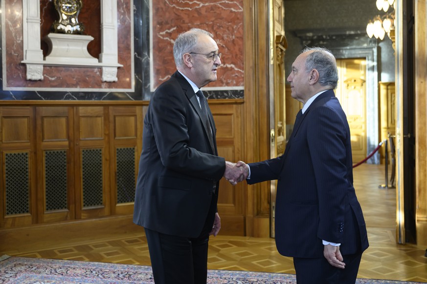 Bundespraesident Guy Parmelin, links, begruesst, Gian Lorenzo Cornado Botschafter Italien, waehrend des traditionellen Neujahrsempfangs, fotografiert am Mittwoch, 14. Januar 2026 im Bundeshaus in Bern ...