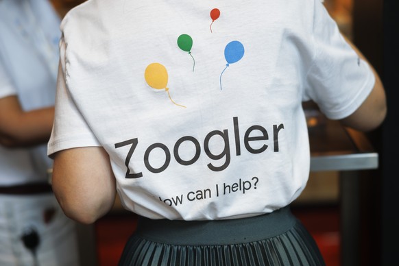 Eine Mitarbeiterin von Google mit einem Shirt mit der Aufschrift &quot;Zoogler&quot; waehrend einem Medienevent zur Eroeffnung des Google Campus an der Europaallee, am Montag, 27. Juni 2022 in Zuerich ...