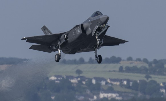 ARCHIV - 14.06.2023, Rheinland-Pfalz, Spangdahlem: Ein Kampfflugzeug vom Typ F-35 der US Air Force startet von der US-Air Base Spangdahlem w�hrend der Luftwaffen�bung �Air Defender 2023�. Die Bundeswe ...