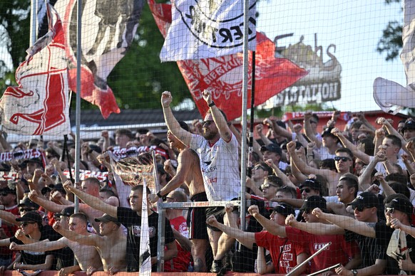 Die Winterthurer Fans jubeln beim Fussballspiel der Super League FC Winterthur gegen FC Lausanne-Sport auf der Schuetzenwiese in Winterthur am Samstag, 9. Mai 2026. (KEYSTONE/Walter Bieri )