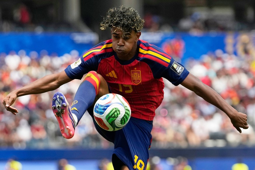 Spain's Lamine Yamal (19) controls the ball during the World Cup quarterfinal soccer match between Spain and Belgium in Inglewood, Calif., near Los Angeles, Friday, July 10, 2026. (AP Photo/Andre ...