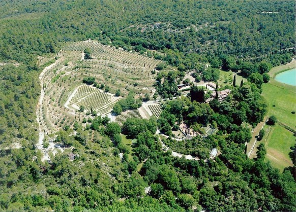 Niché dans le Var, le domaine des Clooney leur offre depuis cinq ans toute l'intimité dont ils pouvaient rêver.