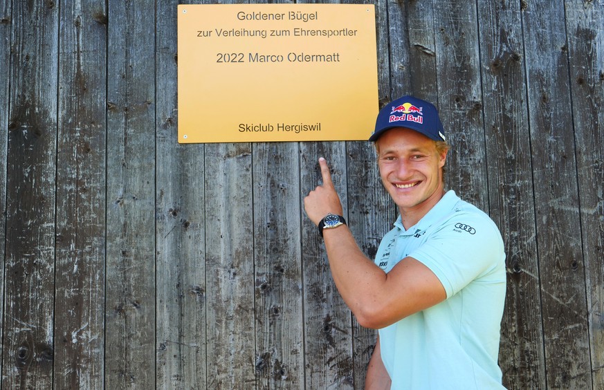 Skirennfahrer Marco Odermatt posiert anlaesslich der Verleihung zum Ehrensportler durch den Skiclub Hergiswil, am Mittwoch, 13. Juli 2022, in Hergiswil. Olympiasieger Marco Odermatt erhielt am Mittwoc ...