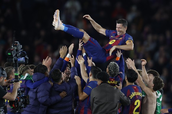 epaselect epa12969592 FC Barcelona's Robert Lewandowski is celebrated by his teammates as he receives a club tribute at the end of his last match for the team, after the Spanish LaLiga soccer mat ...