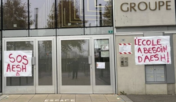L&#039;école a besoin d&#039;AESH, des agents municipaux font retirer des affiches sur une école française