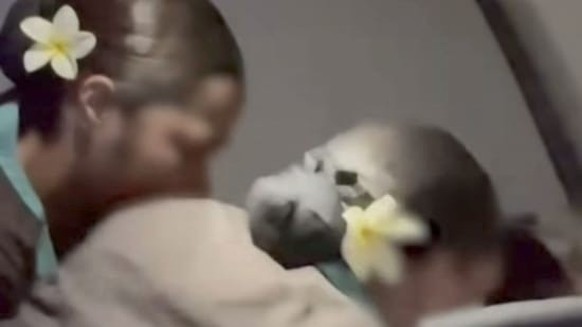 Deux hôtesses de l&#039;air ont maîtrisé la femme et lui ont littéralement scotché la bouche.