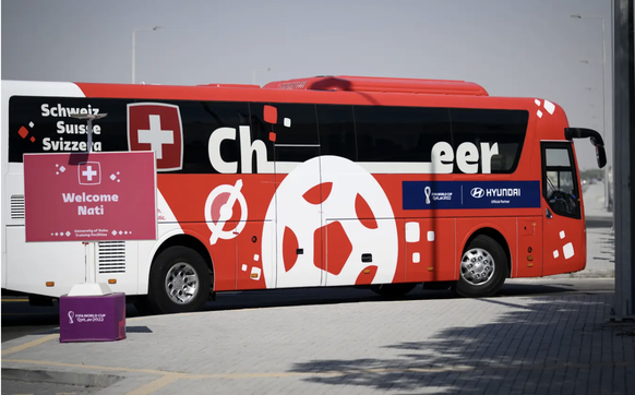 Le bus de la Nati au Qatar, qui fera le trajet d'environ 45 minutes entre l'hôtel et le stade ce vendredi soir.