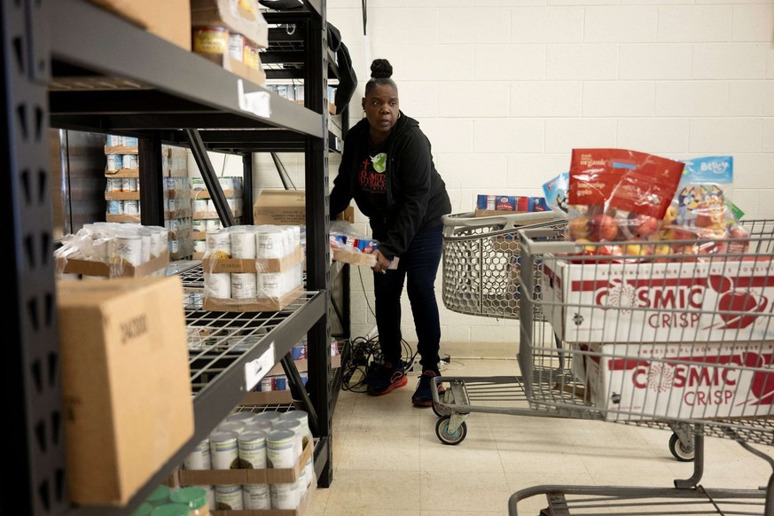 Un bénévole aide à préparer des repas destinés à être distribués aux fonctionnaires fédéraux mis en congé sans solde au No Limits Outreach Ministries, le 21 octobre 2025 à Hyattsville, dans le Marylan ...
