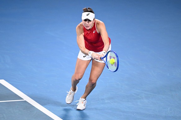 epa12641886 Belinda Bencic of Switzerland in action against Iga Swiatek of Poland during the 2026 United Cup final between Poland and Switzerland at Ken Rosewall Arena in Sydney, Australia, 11 January ...