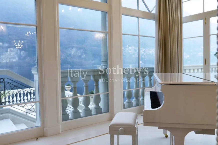 Toujours avoir un piano au milieu du salon. Même si on ne sait pas jouer.