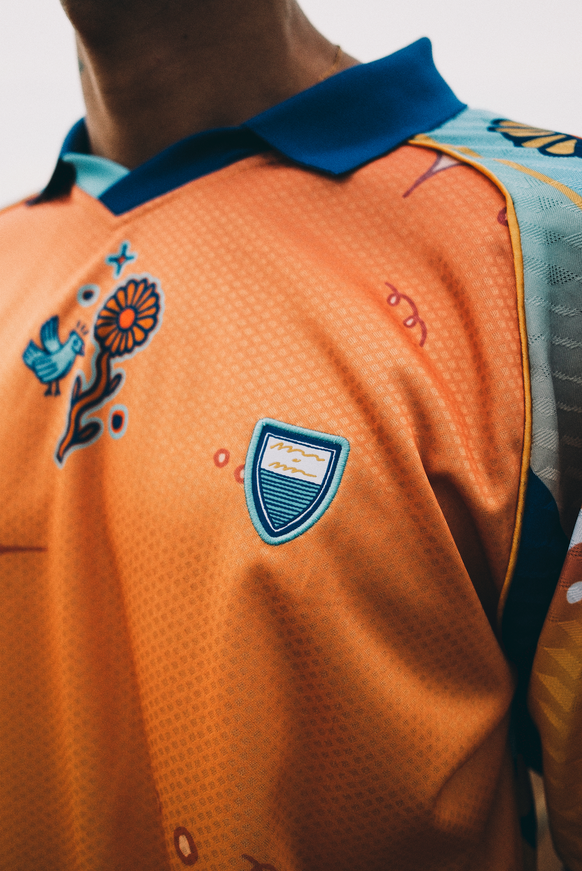Pour la rentrée, Migros dévoile des t-shirts brodés d’un petit berlingot de thé froid tout mignon, un maillot de sport au look audacieux, des casquettes aux motifs fleuris, des chaussettes, ainsi que  ...