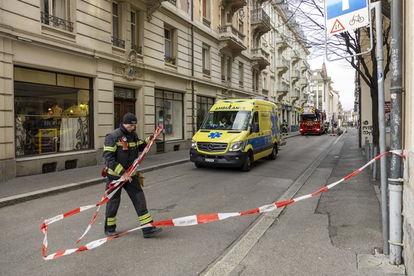 L&#039;ambulance quitte le lieu avec les personnes qui etaient retranchees dans le batiment de l&#039;EVAM, ce mardi 10 decembre 2024 a Lausanne. Une operation de police est en cours depuis mardi mati ...