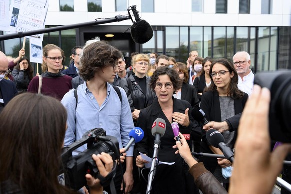 De gauche a droite, les activistes du climat Beate Thalmann, Paul Castelain, et Claire Corbaz ainsi que les avocates avocate Marie-Pomme Moinat et Laila Batou reagissent au verdict apres l'audien ...