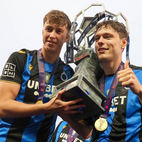 IMAGO / Belga

Club s Jack Hendry and Club s Eduard Sobol celebrate after winning a soccer match between Club Brugge KV and RSC Anderleht, Sunday 22 May 2022 in Brugge, on the sixth and last day of th ...
