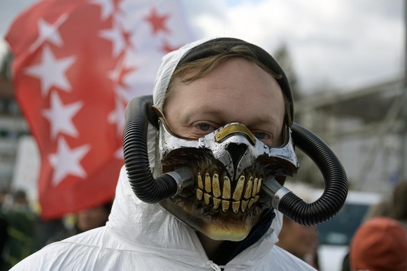 Anhaenger des Vereins Stiller Protest bei einer Demonstration gegen die Massnahmen zur Eindaemmung des Coronavirus in Liestal, am Samstag, 20. Maerz 2021. (KEYSTONE/Georgios Kefalas)