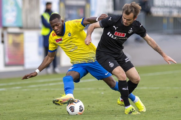 L&#039;attaquant du Vevey Dilovan Oeksuz, gauche, lutte pour le ballon avec le milieu genevois Timothe Cognat, droite, lors de la rencontre de football de la Coupe Suisse des huitiemes de finale entre ...