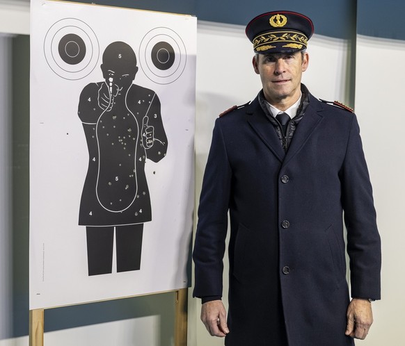 Christian Varone, Commandant de la Police cantonale valaisanne, pose a cote d'une cible avec des impacts de balles pendant un exercice pour la presse lors de l'inauguration officielle de &qu ...