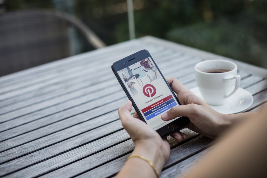 Pinterest devient le premier grand réseau social à permettre à ses utilisateurs de filtrer les images générées par intelligence artificielle.