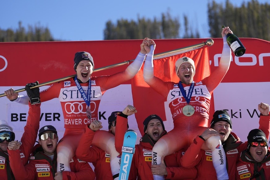 Justin Murisier (à droite) fête sa première victoire en Coupe du monde à Beaver Creek, et Marco Odermatt finit deuxième.