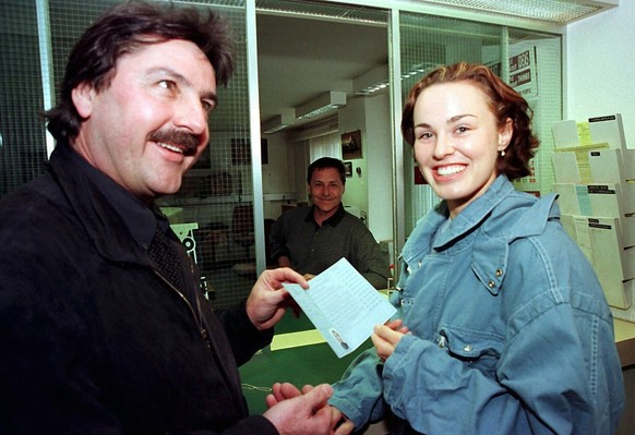 Freude herrschte am 19. Februar 1999 im Strassenverkehrsamt zu Regensdorf ZH: Tennis-Weltranglistenerste Martina Hingis, rechts, erhaelt nach bestandender Autofahrpruefung ihren Fahrschein aus den Hae ...