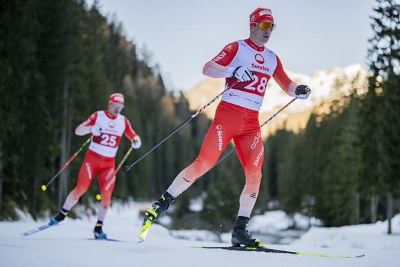 Janik Riebli, rechts, gefolgt und Valerio Grond, im Training vor einem Medientreffen von Swiss Ski, am Montag, 10. November 2025, in Davos. (KEYSTONE/Gian Ehrenzeller)