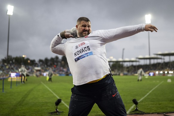 epa12312928 Joe Kovacs of USA in action during the shot put competition at the 50th edition of the Diamond League Athletissima athletics meeting in Lausanne, Switzerland, 20 August 2025. EPA/JEAN-CHRI ...