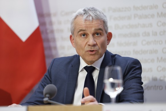 Bundesrat Beat Jans spricht waehrend einer Medienkonferenz des Bundesrates zum Abschlussbericht der Expertengruppe und zum weiteren Vorgehen zu internationalen Adoptionen, am Mittwoch, 29. Januar 2025 ...