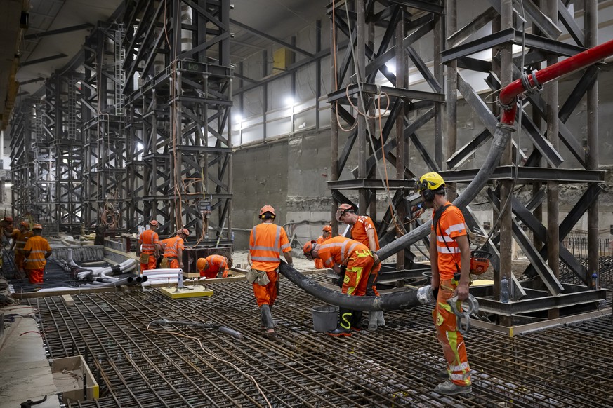 Bauarbeiter bereiten sich auf das Giessen von Beton vor fuer die neue Unterfuehrung Mitte, waehrend einer Medienkonferenz mit anschliessender Besichtigung der Baustelle der neue Bahnhof Bern, am Mittw ...