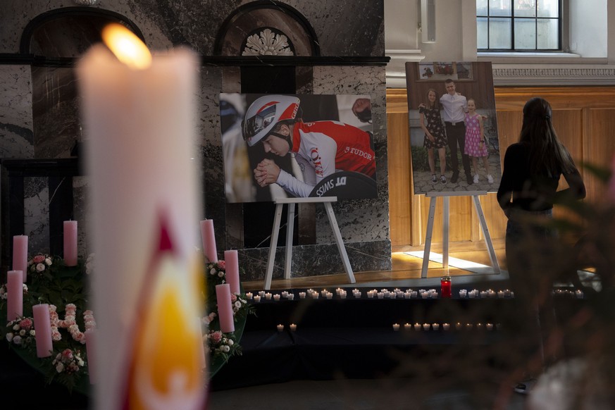 Eine Person trauert vor dem Bild von Muriel Furrer an der Trauerfeier fuer Muriel Furrer in der reformierten Kirche Uster. Muriel Furrer verlor nach einem Unfall an der Rad-Weltmeisterschaft 2024 in Z ...