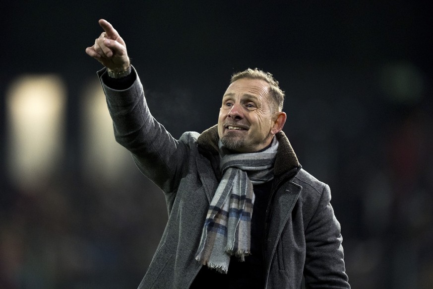 Trainer Mauro Lustrinelli (FCT) gibt Anweisungen bei dem Spiel der Fussball Super League zwischen dem FC Winterthur und FC Thun am Dienstag, 16. Dezember 2025 auf der Schuetzenwiese in Winterthur. (KE ...