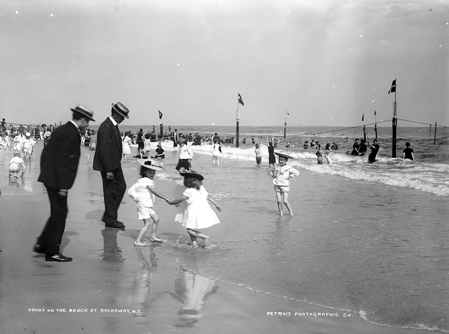 RECORD DATE NOT STATED On the beach at Rockaway NY between 1901 and 1906 CopyrightxHeritagexArtHeritagexImagesxUnknownx IMAGO ACHTUNG AUFNAHMEDATUM GESCHTZT PUBLICATIONxNOTxINxUK CopyrightHeritagexArt ...