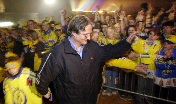 Der Davoser Trainer Arno Del Curto bei wird bei seinem Einmarsch von den Fans gefeiert, an der Meisterschaftsfeier in den fruehen Morgenstunden, am Sonntag, 7. April 2002 in der Davoser Eishalle. Der  ...