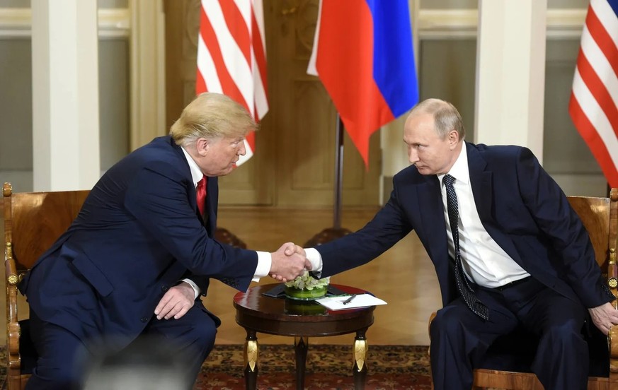 Donald Trump serre la main de Vladimir Poutine le 16 juillet 2018. Durant son premier mandat, le président américain n&#039;a pas caché son admiration pour le chef du Kremlin.