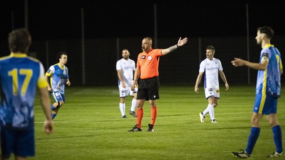 Une bodycam est visible sur l'arbitre Bruno Ferreira lors de la presentation dun projet pilote de l'UEFA sur l'utilisation de bodycams sur les arbitres dans le football amateur, en mar ...