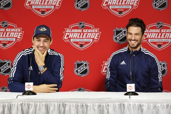 Roman Josi, rechts, und Nino Niederreiter, Eishockeyspieler der Nashville Predators, waehrend einer Medienkonferenz, am Sonntag, 2. Oktober 2022 in der PostFinance Arena in Bern. (KEYSTONE/Peter Klaun ...