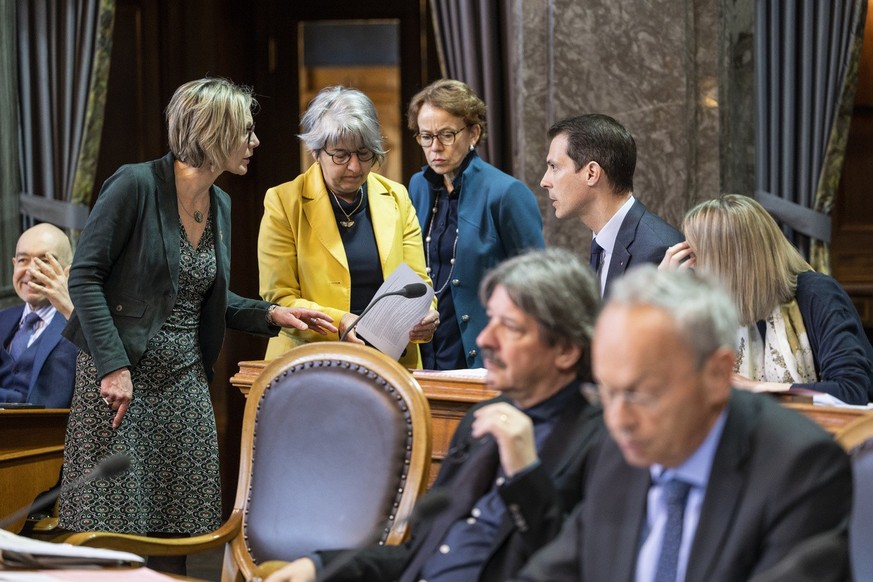 Johanna Gapany, FDP-FR, Thierry Burkart, FDP-AG Verena Herzog, SVP-TG, Elisabeth Baume-Schneider, SP-JU, und Maya Graf, GP-BL, hinten von rechts, diskutieren an der Fruehjahrssession der Eidgenoessisc ...