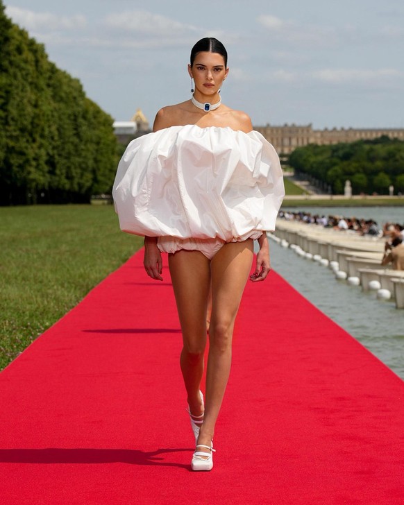 Contre toute attente, Kendall Jenner ne porte pas un Pampers. Et au cas où vous vous posez la question, ce n'est pas une Apple Watch autour de son cou.
