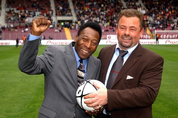 Brazilian soccer legend Pele, Edson Arantes do Nascimento, left, poses for photographers with the new owner of the Swiss soccer club, Servette FC, Marc Roger, right, before the game Servette FC vs BSC ...