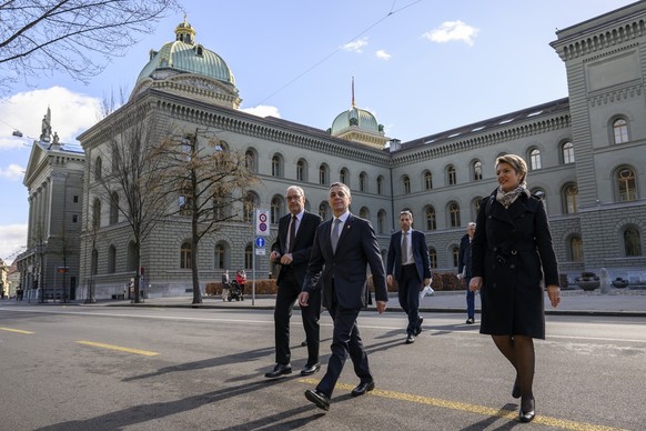 Bundespraesident Ignazio Cassis, Mitte, Bundesrat Guy Parmelin, links, und Bundesraetin Karin Keller-Sutter, rechts, kommen zur einer Medienkonferenz des Bundesrates zu Europapolitik, am Freitag, 25.  ...
