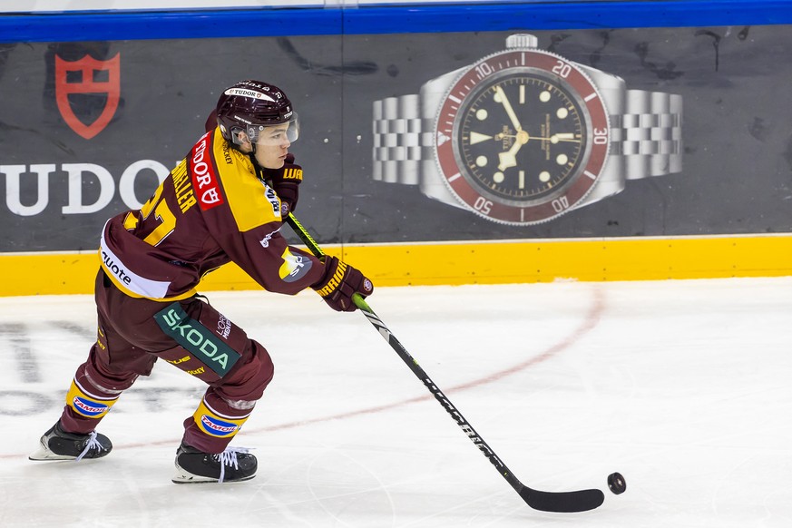 Eric Schneller (GSHC) controls the puck, during a National League regular season game of the Swiss Championship between Geneve-Servette HC, GSHC, and EHC Biel-Bienne, EHCB, at the ice stadium Les Vern ...