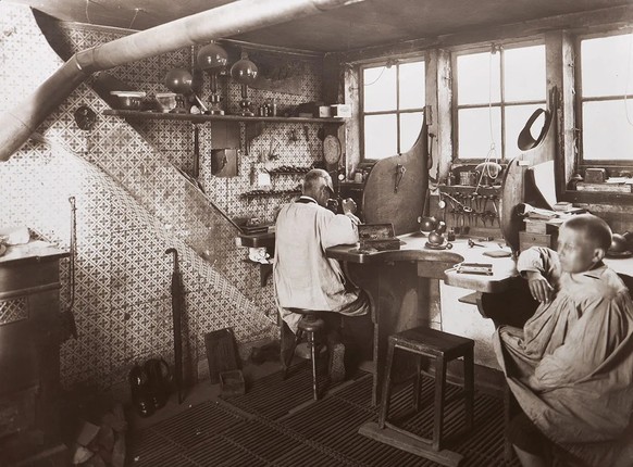 Boissonnas: Jeter un œil dans un atelier de gravure au début du 20e siècle.
https://www.mahmah.ch/collection/oeuvres/photographies-tirages-modernes-photographies-tirages-modernes-photographies