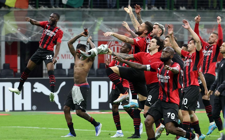 epa09892322 Ac MilanâÄ™s players jubilate after winning the Italian serie A soccer match between AC Milan and Genoa at Giuseppe Meazza stadium in Milan, 15 April 2022. EPA/MATTEO BAZZI