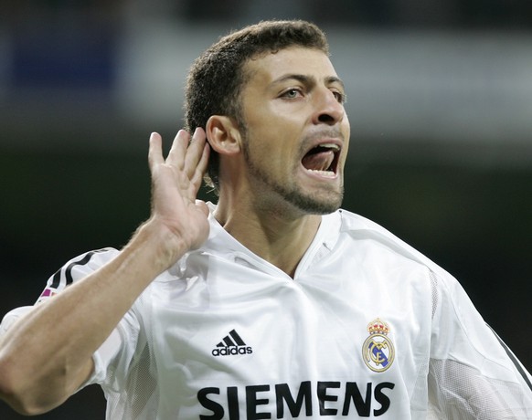 Real Madrids Argentine defender Walter Samuel celebrates after he scored against Albacete during a Spanish league soccer match at the Bernabeu stadium in Madrid Sunday Nov. 14, 2004. (KEYSTONE/AP Phot ...