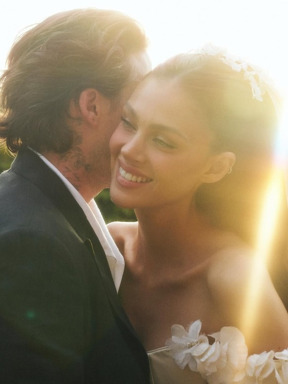 Nicola, 30 ans, portait la robe de mariée de sa mère, Claudia. Et c'est son père qui a présidé la cérémonie.