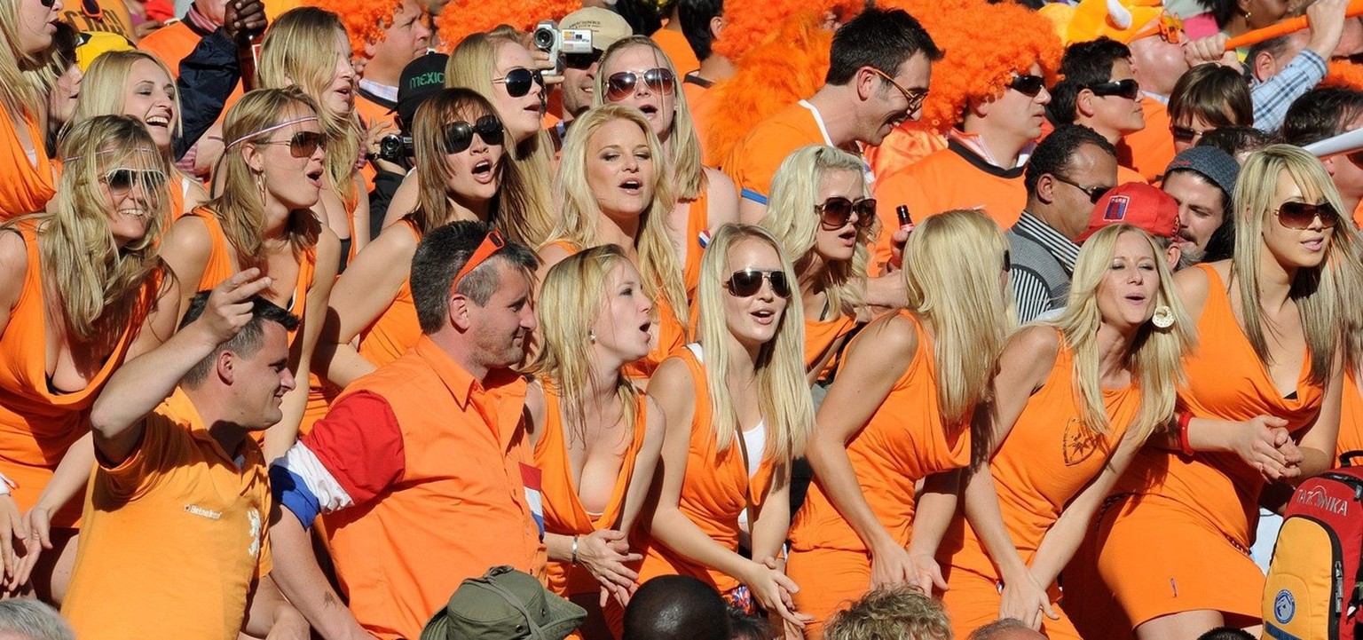 epa02204643 A picture dated 14 June 2010 shows Dutch fans celebrating during the FIFA World Cup 2010 group E preliminary round match between Netherlands and Denmark at the Soccer City stadium outside  ...