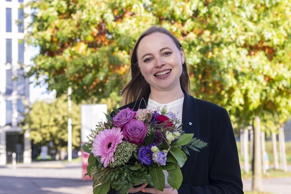 Die neu gewaehlte Zuger Regierungsraetin Laura Dittli von der Mitte-Partei anlaesslich der Zuger Gesammterneuerungswahlen vom Sonntag, 2. Oktober 2022 in Zug. (KEYSTONE/Urs Flueeler).