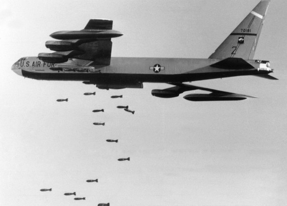 Un bombardier américain B-52 en action au Vietnam, en 1965.