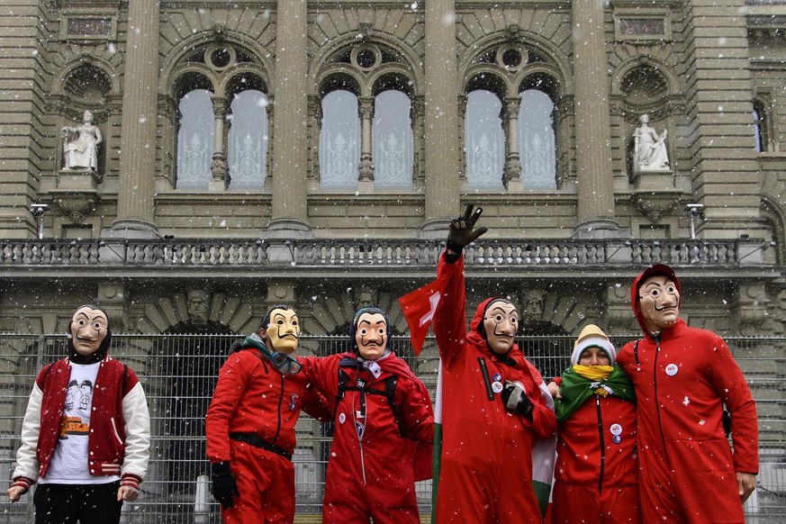 Menschen als Figuren aus der Serie &quot;La Casa del Papel&quot; protestieren nach der Bekanntgabe der Ergebnisse waehrend die Kundgebung der Gegner des Covid-19-Gesetzes, am Sonntag, 28. November 202 ...