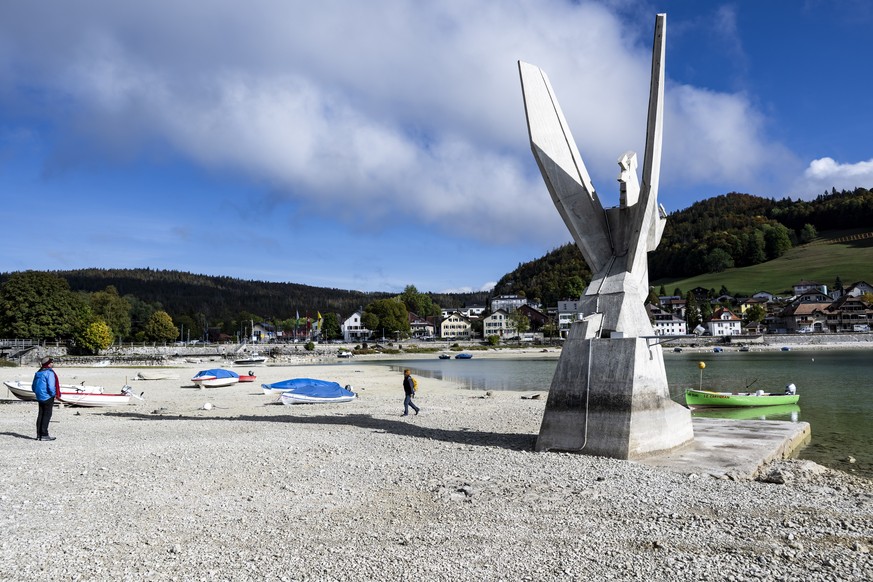 Une vue du niveau du lac de Joux anormalement bas avec des bateaux echoues sur le rivage le vendredi 2 octobre 2026 vers Le Pont a la Vallee de Joux. Les cours d'eau souffrent de la secheresse qu ...